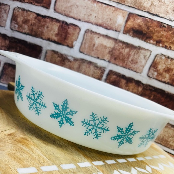 Pyrex Other - Vintage Pyrex 2 1/2 Qt oval casserole dish in the "Snowflake" pattern